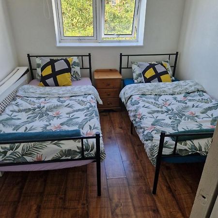 Twin Bed For Guests Lejlighed London Eksteriør billede