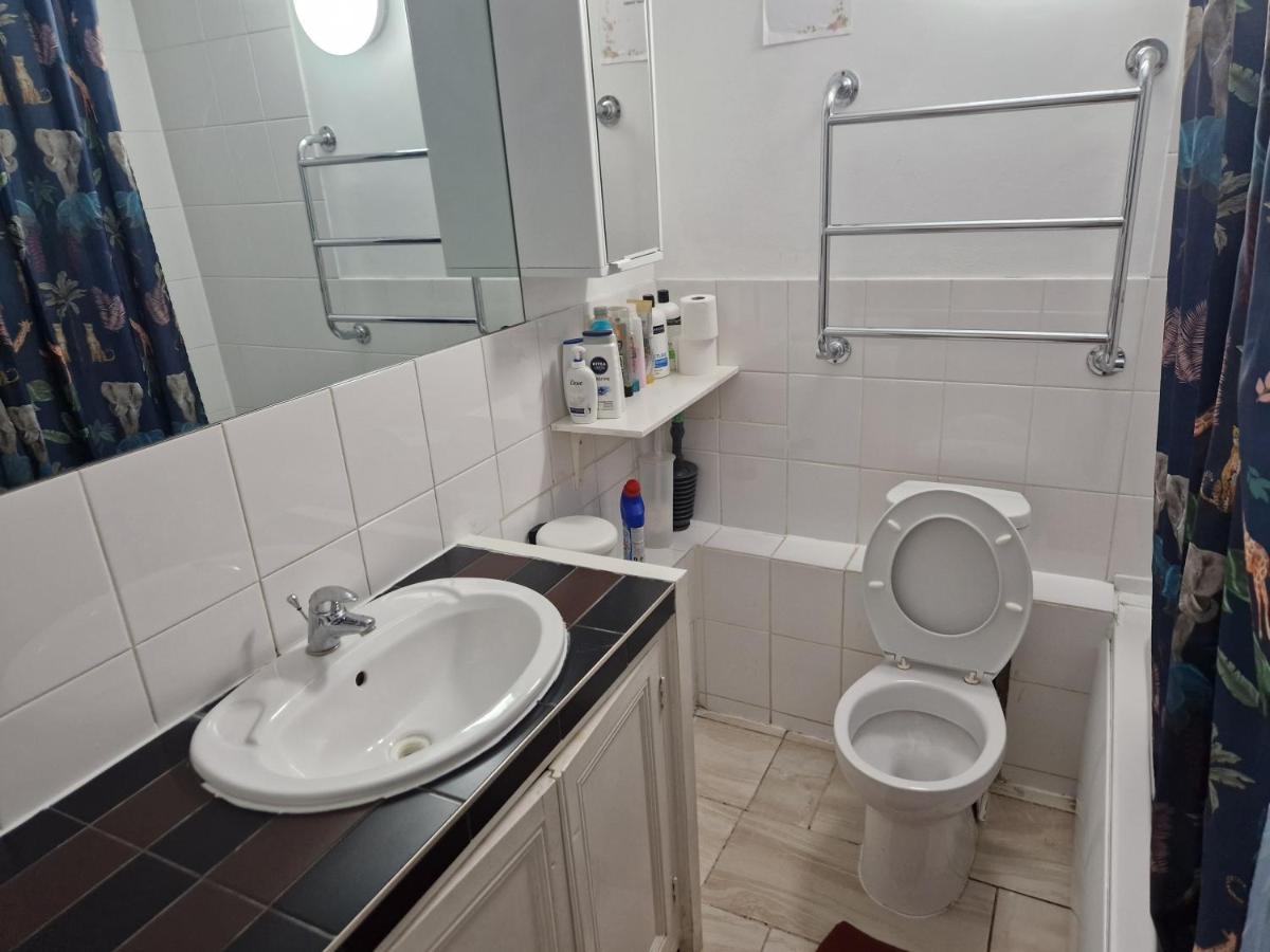 Twin Bed For Guests Lejlighed London Eksteriør billede