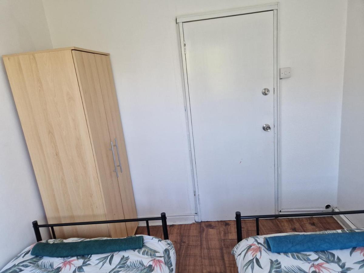 Twin Bed For Guests Lejlighed London Eksteriør billede