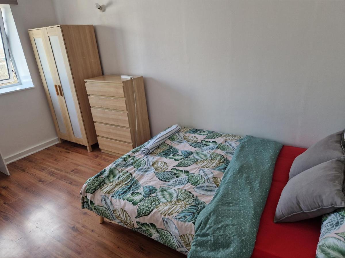 Twin Bed For Guests Lejlighed London Eksteriør billede