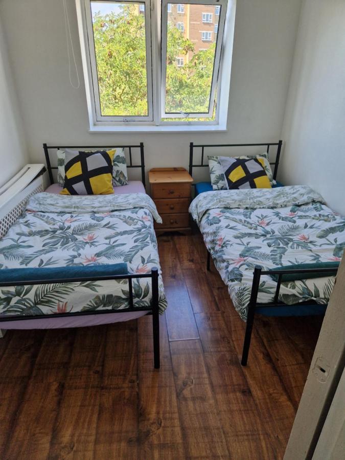 Twin Bed For Guests Lejlighed London Eksteriør billede